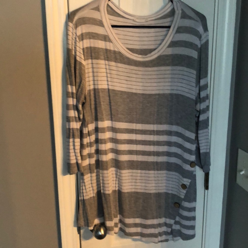 3/4 sleeve tunic with buttons